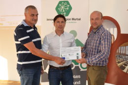 Übergabe der Erläuterungstafel an Herrn DI Mitterfellner und Herrn Ing. Irregger durch Obmann Bgm. Aschenbrenner