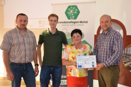 Überreichung der Erläuterungstafel an die Vertreter des Kräuterkompetenzzentrums Lobmingtal